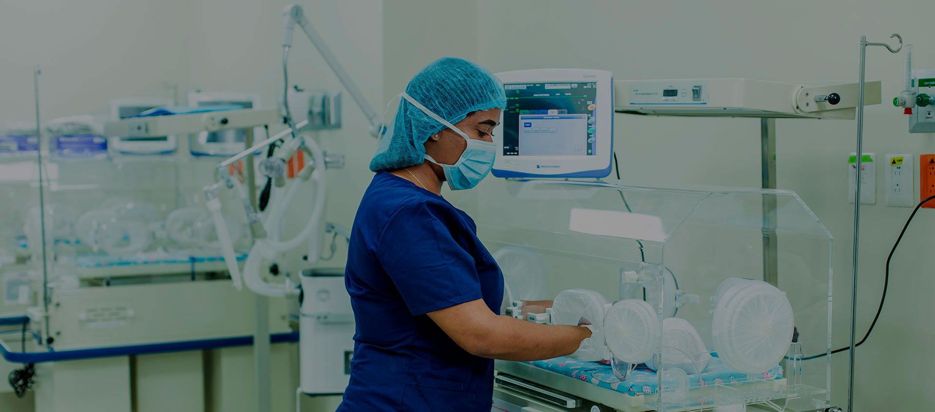 Enfermera neonatal atendiendo a un recién nacido en la incubadora de la UCIN del HEMMI